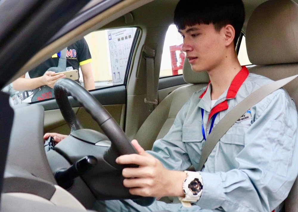 Khoa ô tô cũng là một trải nghiệm thú vị đối với các bạn học sinh, được thực hành và quan sát, học hỏi.