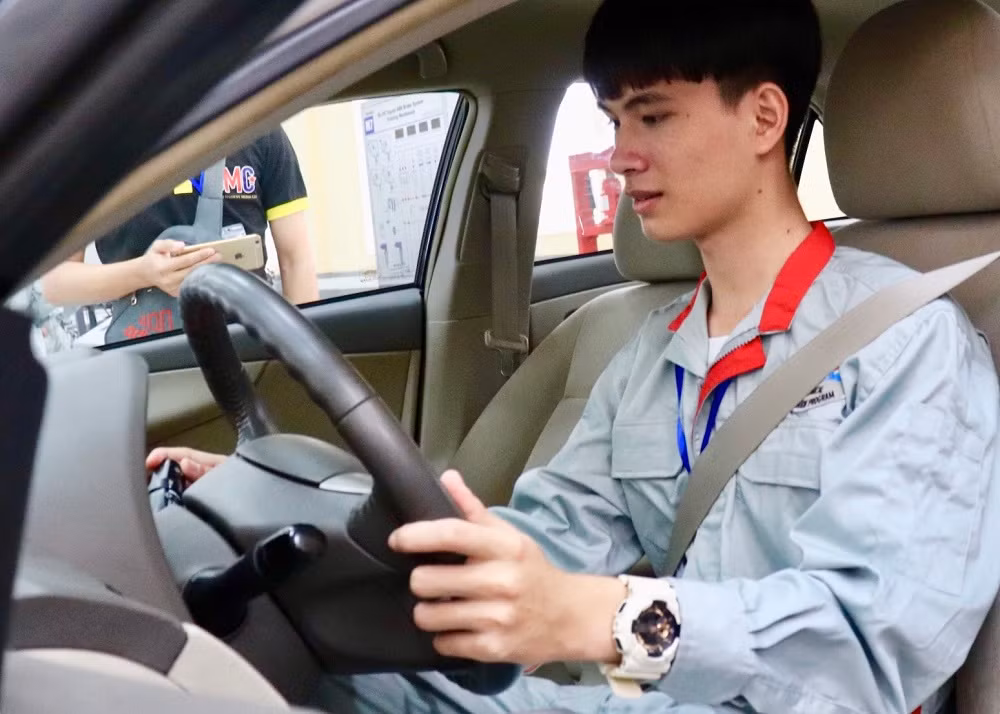 Khoa ô tô cũng là một trải nghiệm thú vị đối với các bạn học sinh, được thực hành và quan sát, học hỏi.