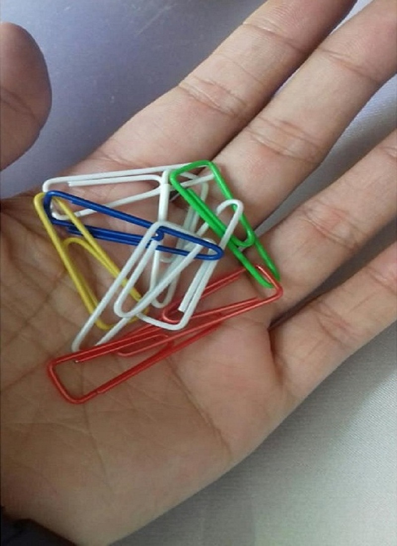 Với những chiếc kẹp này thì bạn nghĩ rằng chúng ta có thể làm gì ngoài ghim giấy? Nó có thể được hô biến thành phụ kiện cho bạn nữ cực xinh đấy!