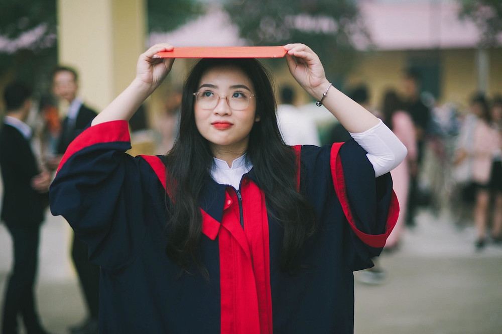 Cô nàng đáng yêu trong bộ đồ cử nhân.