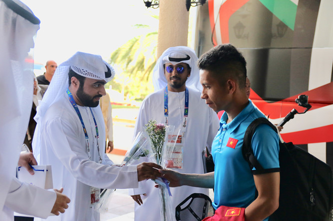 Tiền vệ Hồng Duy nhận hoa từ đại diện khác sạn và BTC Asian Cup 2019. Ảnh: NGỌC LINH.