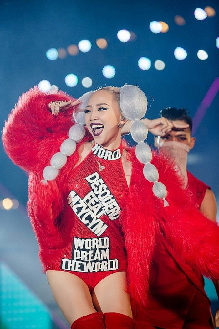 Không chỉ trên thảm đỏ, mỗi lần xuất hiện trên sân khấu, nữ ca sĩ cũng gây ấn tượng mạnh mẽ với người hâm mộ. Với mái tóc trắng nổi bật cùng bộ jumsuit cổ yếm màu đỏ, Tóc Tiên thật sự 