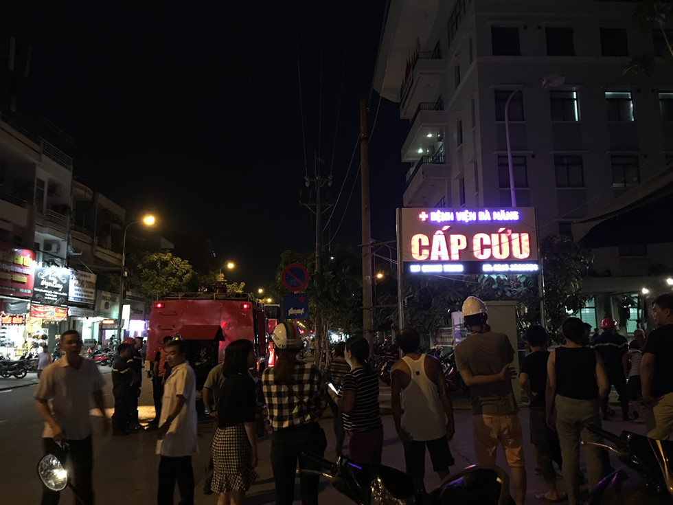 Người nhà bệnh nhân hoảng hốt tập trung trước cổng Khoa cấp cứu.