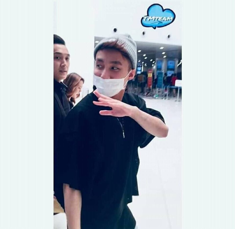 Hình ảnh Sơn Tùng ở sân bay vào sáng hôm sau được chia sẻ.