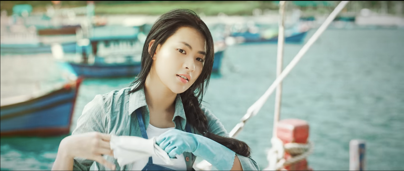 Cô nàng xảy ra câu chuyện tình với Noo Phước Thịnh lần này cũng xinh đẹp không kém các bạn diễn trong MV khác.