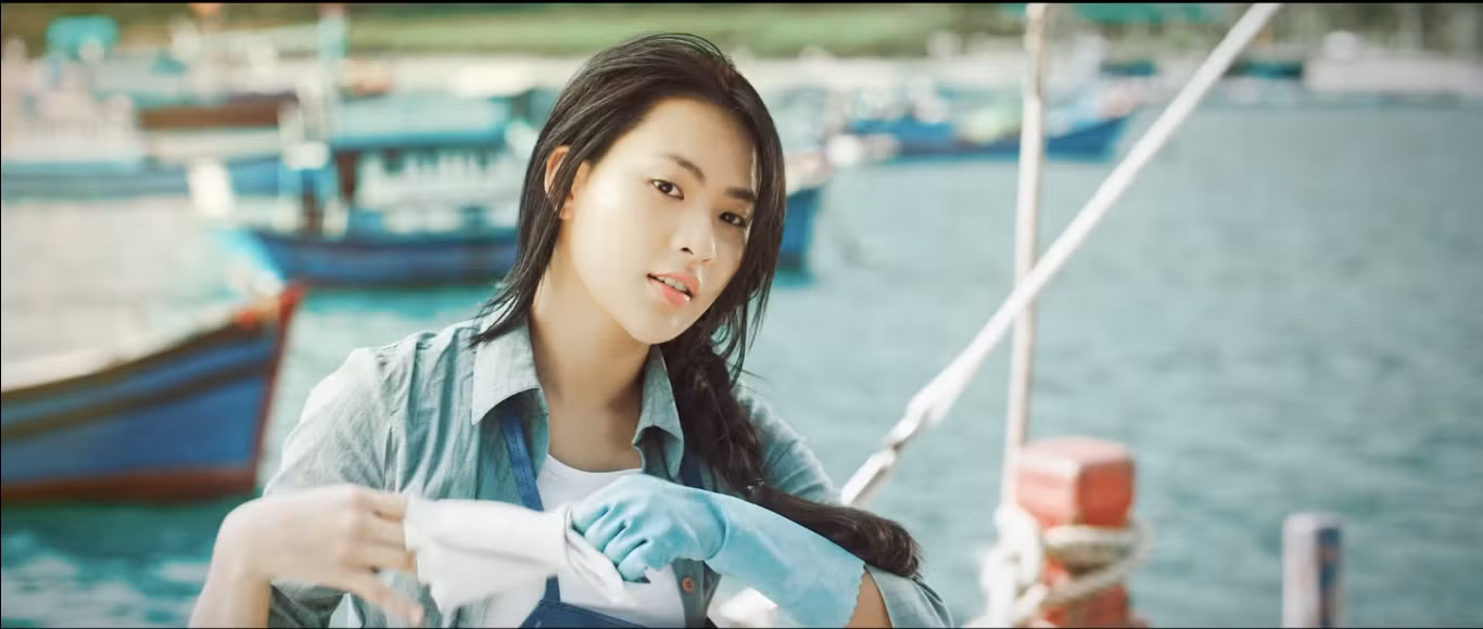 Cô nàng xảy ra câu chuyện tình với Noo Phước Thịnh lần này cũng xinh đẹp không kém các bạn diễn trong MV khác.
