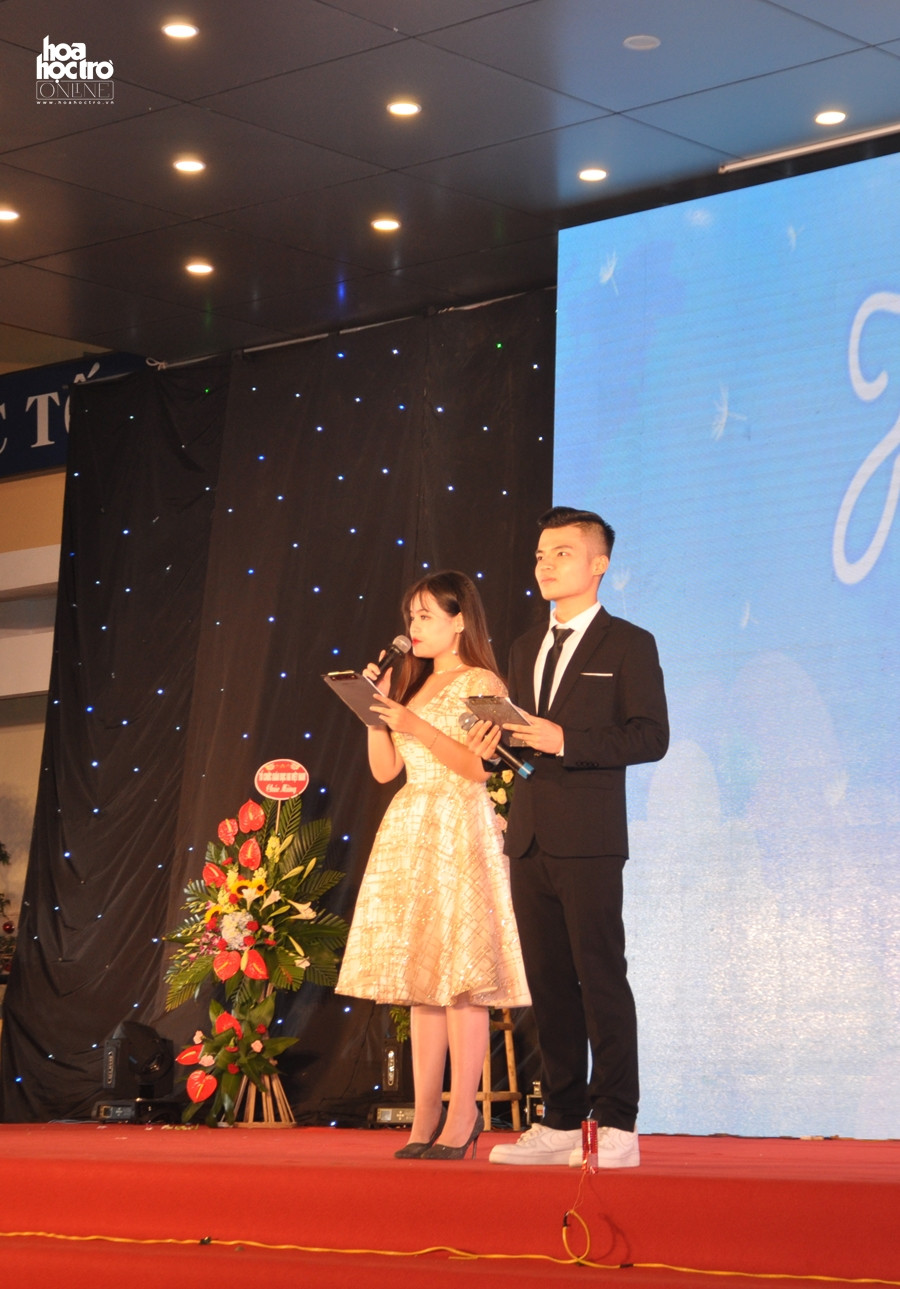Hai MC dẫn dắt chương trình đặc biệt của teen Yên Hòa. Hai MC dẫn dắt chương trình đặc biệt của teen Yên Hòa.
