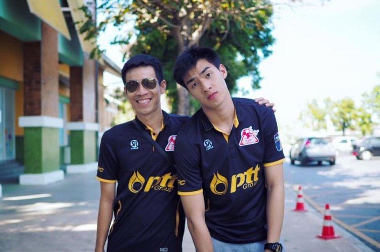 Phak cùng bạn bè trong đội với caption bức ảnh: ”Bên cạnh anh”.