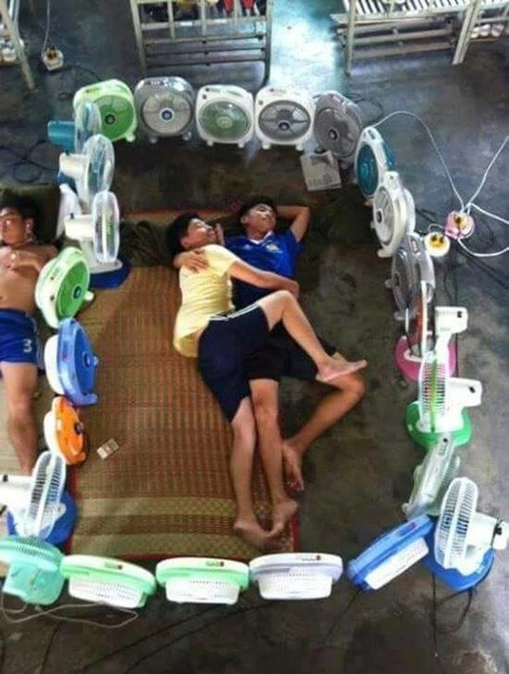 Em cứ yên tâm nằm cạnh bên anh thế giới này đã có anh lo.