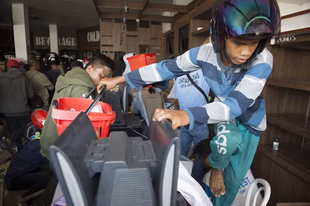 “Khi không có viện trợ, chúng tôi cần phải ăn. Chúng tôi không còn lựa chọn khác, chúng tôi phải có đồ ăn”, một người đàn ông nói. Ảnh: AFP.