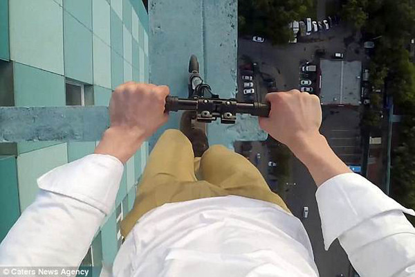 Nga: Thót tim nhìn thanh niên đi xe trượt bên mép nhà 40 tầng ảnh 1