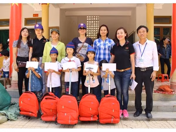 Thầy Trần Quốc Toản - Hiệu trưởng trường tiểu học Hương Đô (ngoài cùng bên phải) chụp ảnh kỷ niệm cùng đoàn cứu trợ.