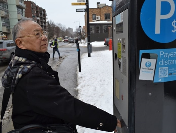 Ông cũng hay kiểm tra những máy tính tiền đỗ xe, vì nhiều người thường bỏ lại những đồng xu nhỏ ở đây.