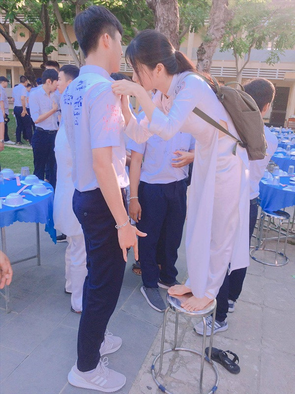 Gặp khó khăn khi ký lưu bút cho bạn ư? Tụi bây đâu, mang ghế ra đây! Gặp khó khăn khi ký lưu bút cho bạn ư? Tụi bây đâu, mang ghế ra đây!