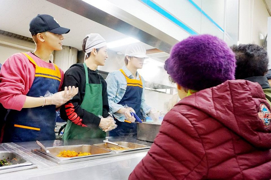 Dù công việc có bận rộn đến mấy, các chàng trai vẫn đón nhận một cách vui vẻ, niềm nở. Khuôn mặt của họ tràn đầy niềm hạnh phúc.