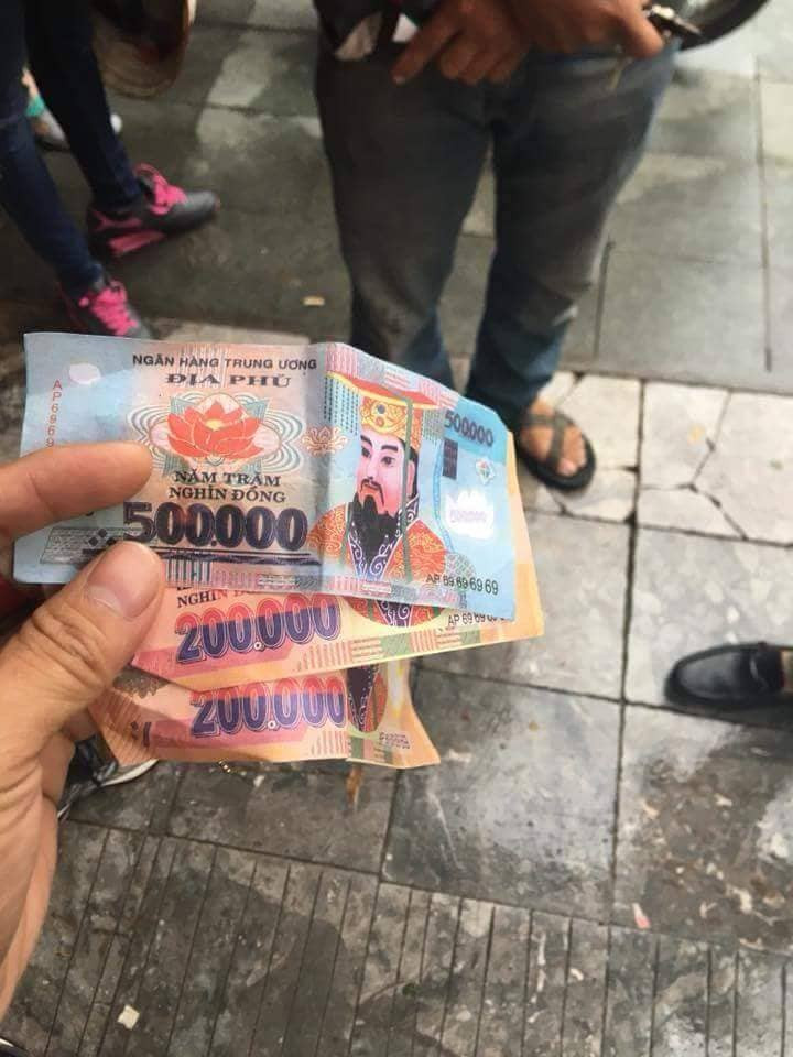 Số tiền âm phủ mà du khách này khẳng định được trả lại bởi người lái xích lô hôm trước đó. Số tiền âm phủ mà du khách này khẳng định được trả lại bởi người lái xích lô hôm trước đó.
