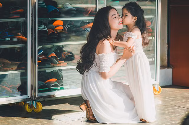 "Tan chảy" với bộ ảnh mùa xuân vô cùng ngọt ngào của bà mẹ 9x cùng con gái ảnh 9
