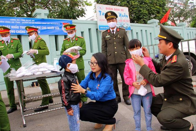 Tuổi trẻ Nghệ An phát khẩu trang, nước rửa tay miễn phí cho em nhỏ phòng chống dịch Covid-19. Ảnh: Lưu Trinh