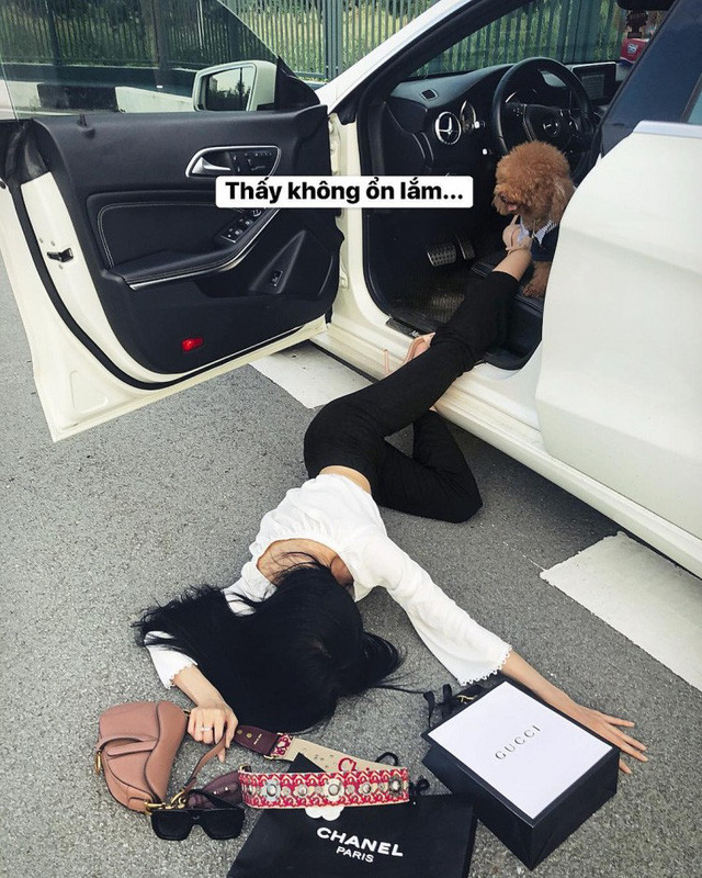 Sĩ Thanh tham gia trào lưu "ngã xe khoe đồ".