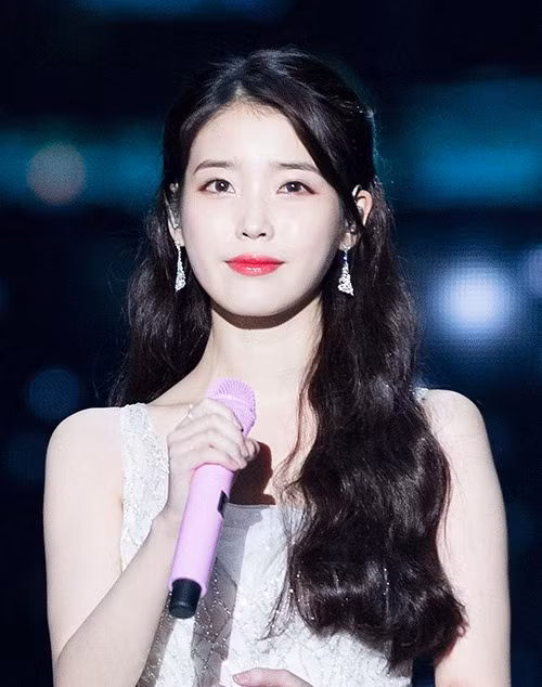 Mái tóc của IU đang là chủ đề được nhiều netizen Hàn quan tâm trên mạng xã hội. Bài viết so sánh nữ diễn viên khi để tóc dài và tóc ngắn nhận được lượt tương tác cao, tạo nên cuộc tranh luận lớn.