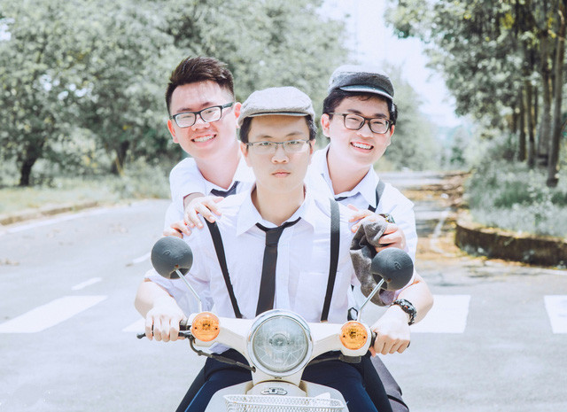 Phan Nguyễn Tất Thành (giữa) đỗ 11 đại học Mỹ với tổng trị giá học bổng lên tới hơn 1 triệu USD.