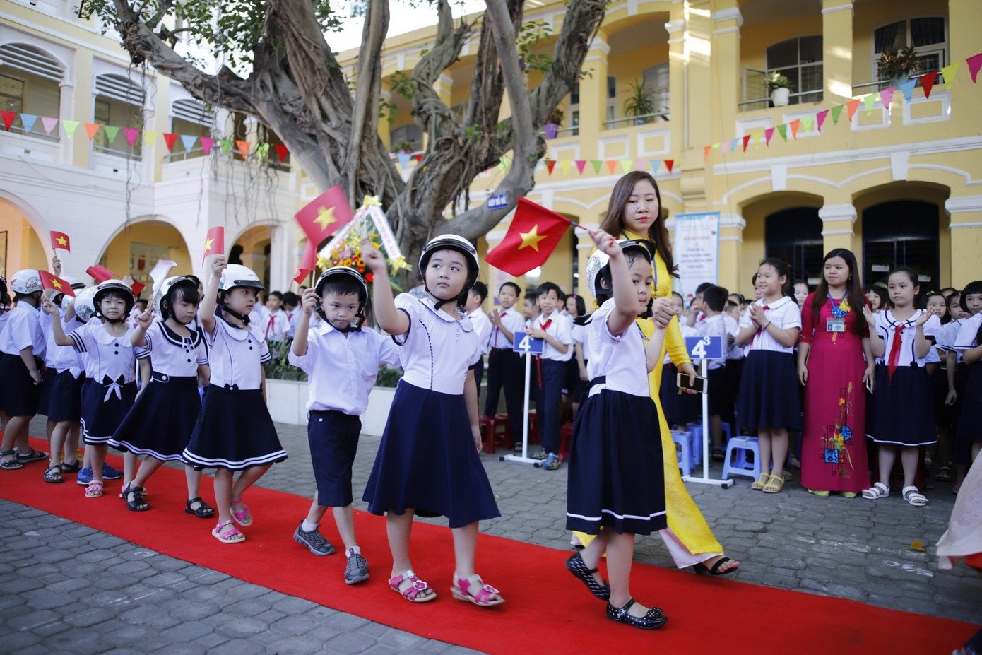 Hơn 500 học sinh lớp 1 ở trường Tiểu học Phù Đổng (Đà Nẵng) sáng nay cũng tựu trường. Là lễ khai giảng đầu tiên trong đời học sinh, nên các bé lớp một thường được các trường tổ chức tiếp đón rất long trọng.