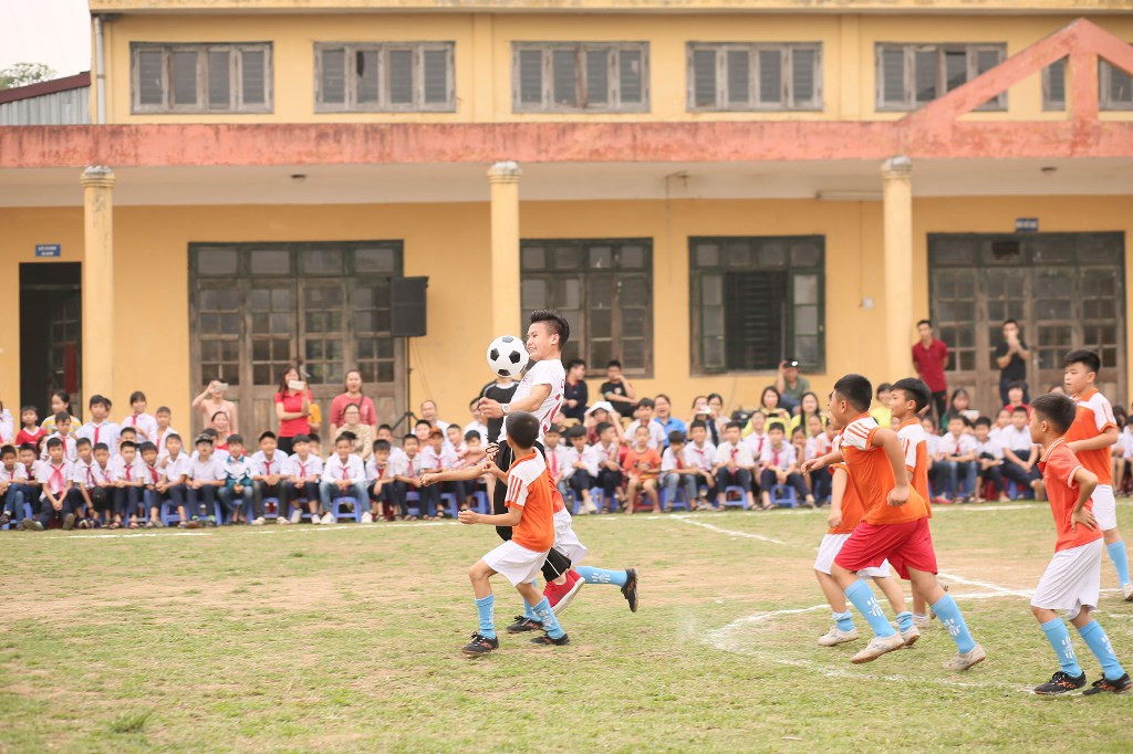 "Cựu học sinh" Quang Hải khiến fan thích thú khi so tài cùng các "đồng môn nhí" ở trường cũ ảnh 3 "Cựu học sinh" Quang Hải khiến fan thích thú khi so tài cùng các "đồng môn nhí" ở trường cũ ảnh 3
