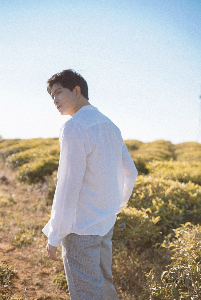 Trong loạt ảnh hậu trường quá trình thực hiện MV, Tim ghi điểm với vẻ ngoài điển trai khi diện áo sơ mi trắng đơn giản.