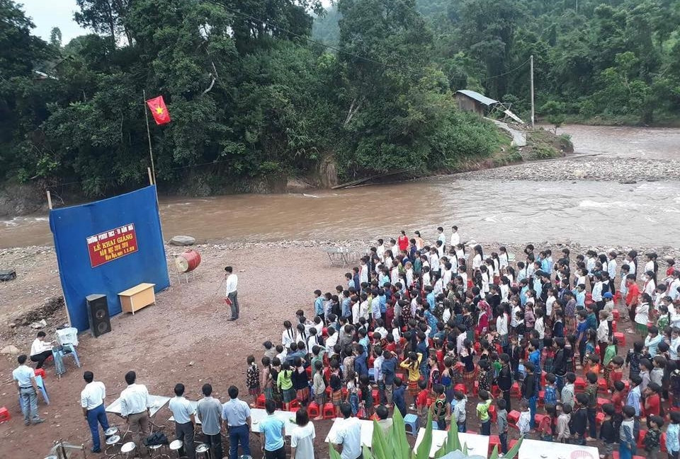 Các thầy cô và học sinh đều cố gắng khiến buổi lễ trở nên long trọng, trang nghiêm nhất có thể.