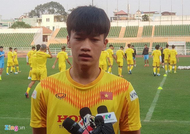Hoàng Đức trả lời phỏng vấn trong buổi tập chiều 27/12. Ảnh: Duy Anh.