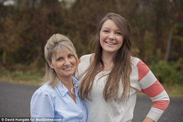 Rebecca (bên phải) hạnh phúc với cuộc sống hiện tại bên gia đình hạnh phúc của mình.