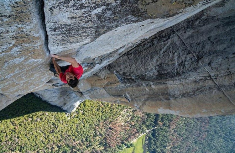 Alex Honnold tay không leo núi.