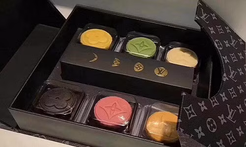 Hộp bánh trung thu nhái hiệu Louis Vuitton với mỗi chiếc bánh được in logo của hãng.