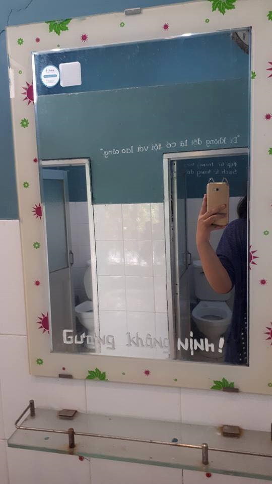 Ở đây cái gì cũng thật nên nếu nhìn gương mà thấy mình không đẹp thì chứng tỏ là do bạn không đẹp thật đó! Ở đây cái gì cũng thật nên nếu nhìn gương mà thấy mình không đẹp thì chứng tỏ là do bạn không đẹp thật đó!