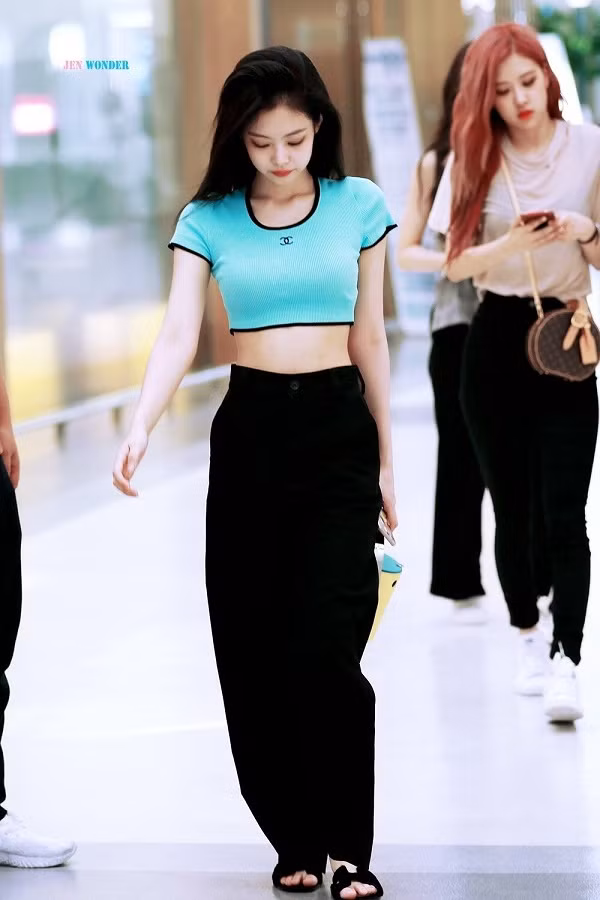 Jennie là idol hiếm hoi có khả năng diện đồ hàng chợ cũng sang chảnh như hàng hiệu. Chẳng thế mà mọi trang phục mà Jennie mặc lên, đều khiến mọi người khen ngợi.