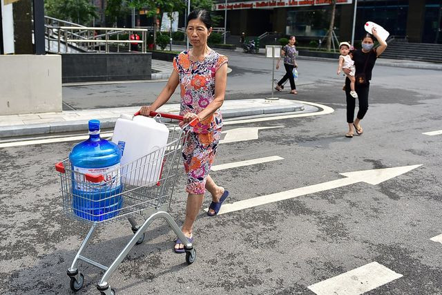 Thậm chí, có người mượn cả chiếc xe chở hàng trong siêu thị gần đó để chở nước.