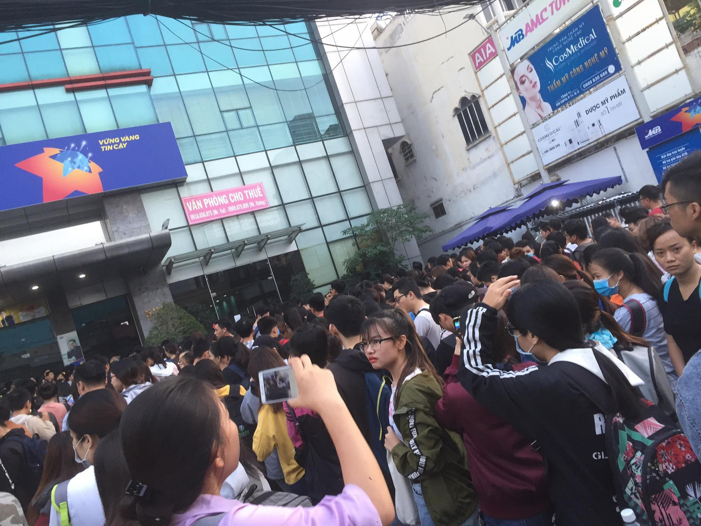 Sinh viên chen chúc đăng ký thi TOEIC ở TP.HCM.