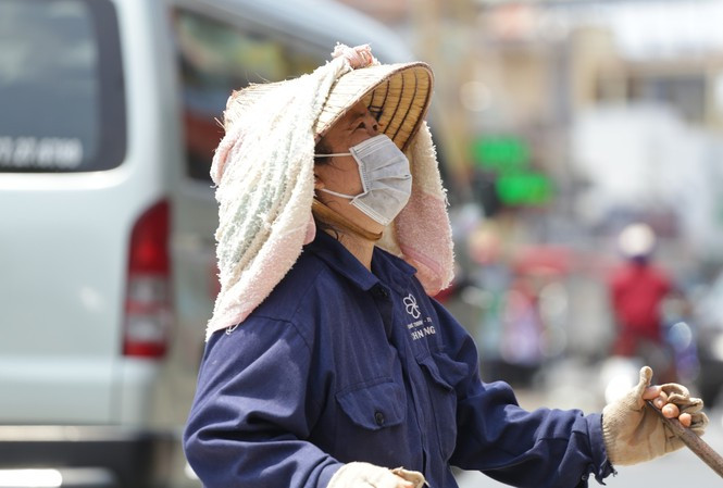 Người dân lao động làm việc ngoài trời ở Hà Nội. Ảnh: PV. Người dân lao động làm việc ngoài trời ở Hà Nội. Ảnh: PV.