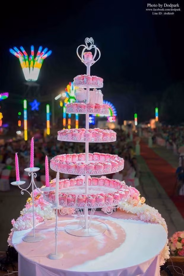 Chiếc bánh cưới nhiều tầng cũng như được biến hóa thành chú mèo huyền thoại Hello Kitty.