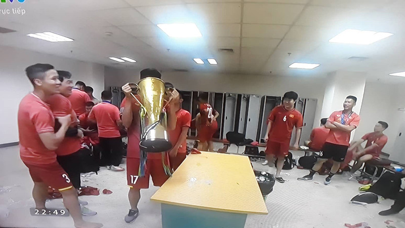 Có lẽ, đây là cách ăn mừng khá độc đáo mà các cầu thủ đã nghĩ ra sau khi nhận cúp.