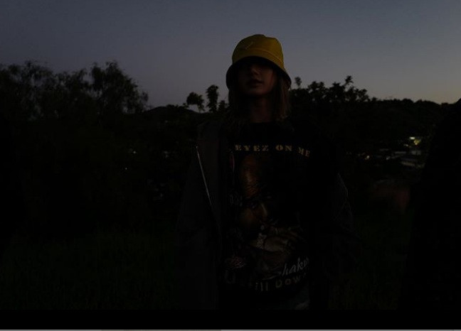 Lại thêm một tấm ảnh chụp ngược sáng nữa khiến khán giả phải ngắm mãi mới nhận ra ai xuất hiện trong ảnh.