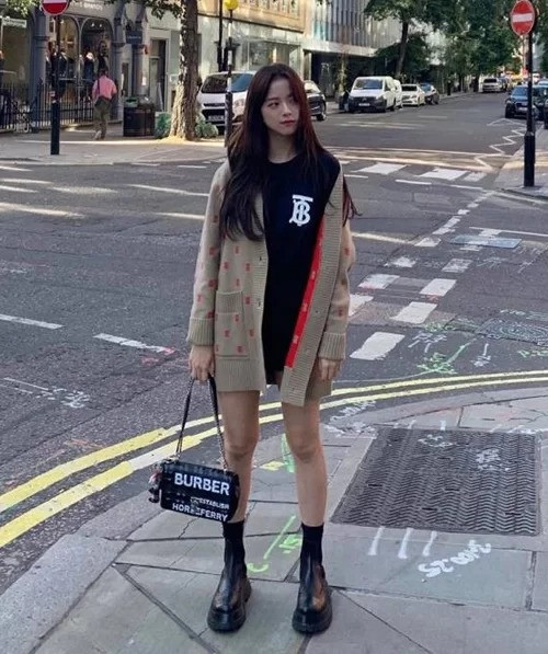 Ngược lại, Jisoo lại mặc cardigan Burberry dài đến ngang đùi. Tuy nhiên cách phối kiểu giấu quần của nữ idol cũng là chiêu
