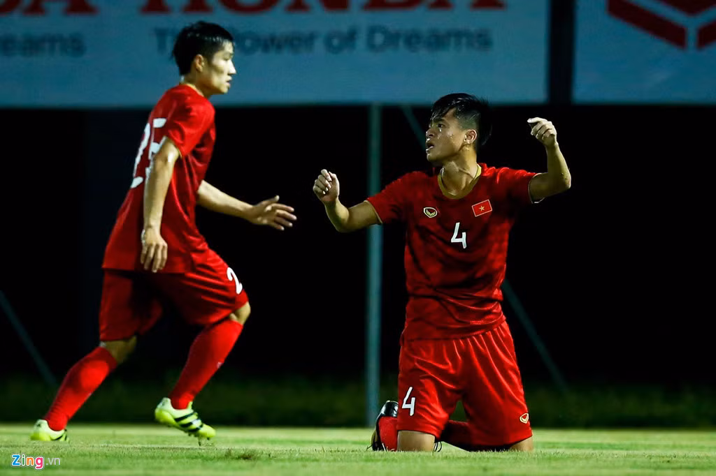 Thắng 2-0 chung cuộc, U23 Việt Nam chưa thể hài lòng khi đối thủ chỉ tung ra đội hình phụ. Một số nhân tố mới như Phan Thanh Hậu (phải) đã gây thất vọng.