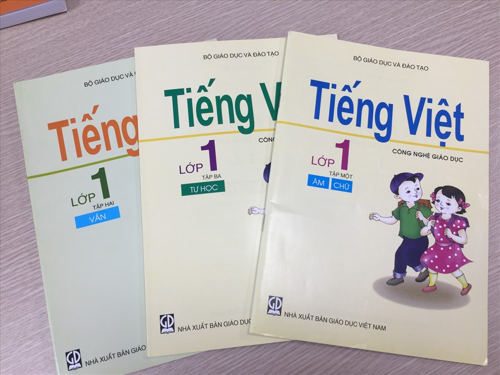 Bộ sách Tiếng Việt Tập 1 của chương trình Công nghệ giáo dục bỗng trở thành tâm điểm của một "cơn bão" truyền thông