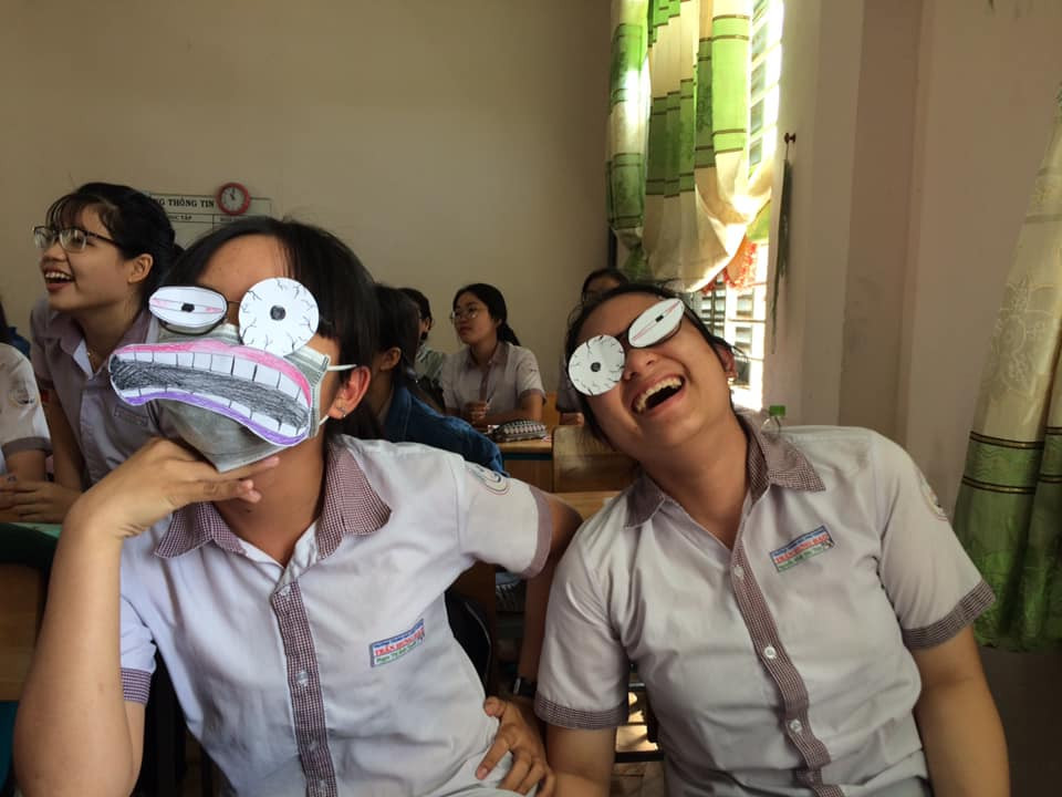 Để đi kèm với đôi mắt biết nói, các bạn ấy còn sáng tạo biểu cảm phù hợp.