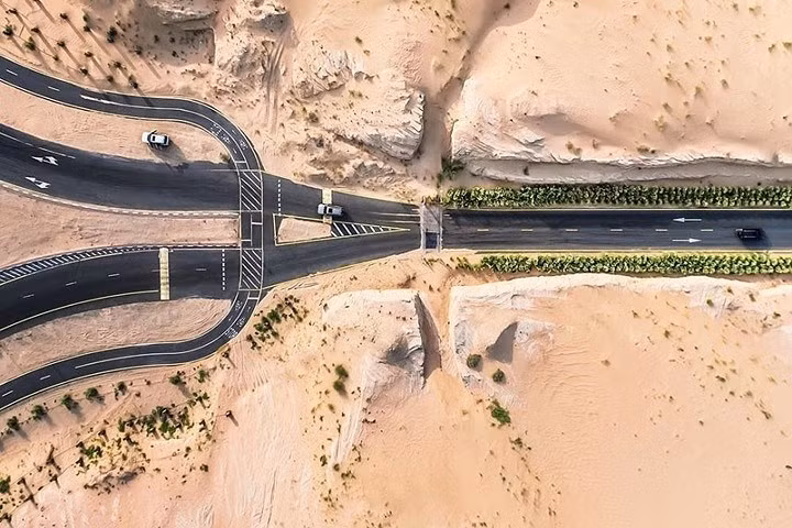 Một con đường cao tốc khác của UAE giữa mênh mông cát.