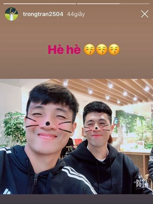 Cặp đôi trung vệ của tuyển Việt Nam là Bùi Tiến Dũng và Đình Trọng rủ nhau "tự sướng".