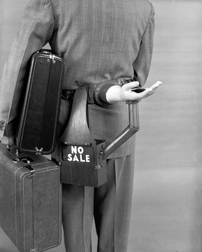 Nhà phát minh Russell E. Oakes đã công bố sản phẩm "máy yêu cầu tiền boa tự động" với một chiếc tay giả và một thùng tiền được gắn quanh thắt lưng của người phục vụ.