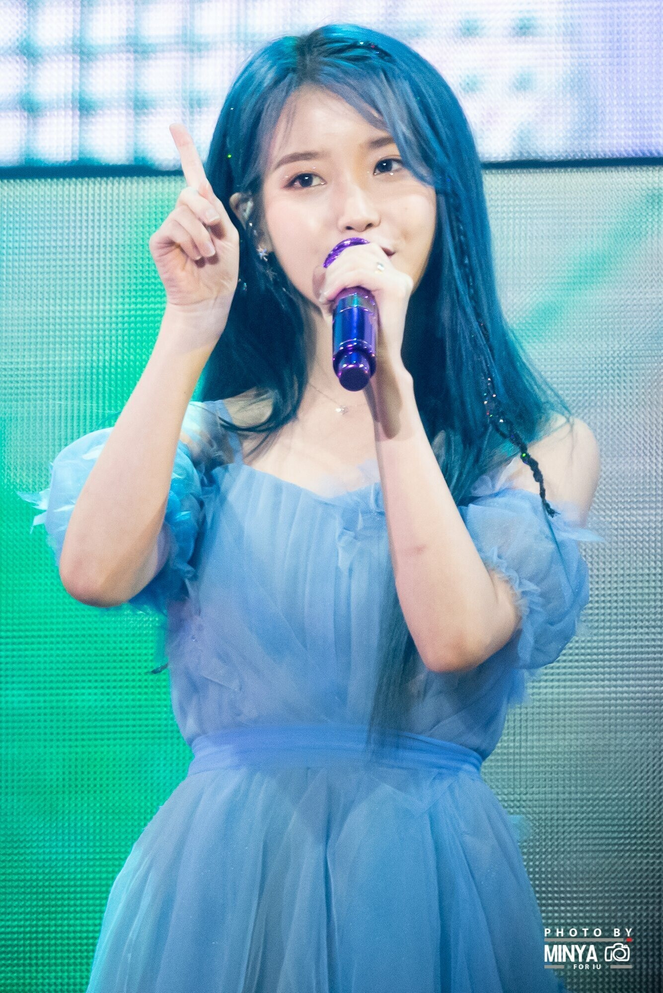 IU comeback với album mới và khiến netizen phát sốt với mái tóc xanh huyền ảo. Nữ ca sĩ được so sánh với tiên tử khi xuất hiện ở concert. Đây là một trong những lần hiếm hoi IU nhuộm tóc màu nổi kể từ khi debut. 