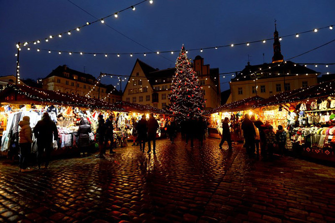 Mọi người đi bộ qua chợ Giáng sinh ở Tallinn, Estonia